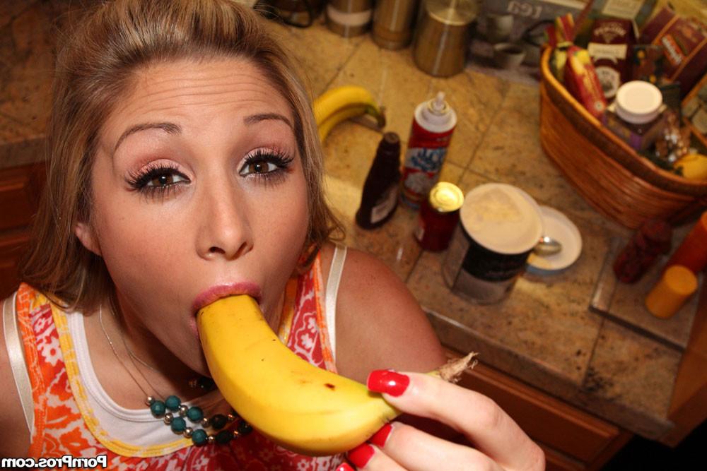 15P Malia Kelly fucks her mouth with banana