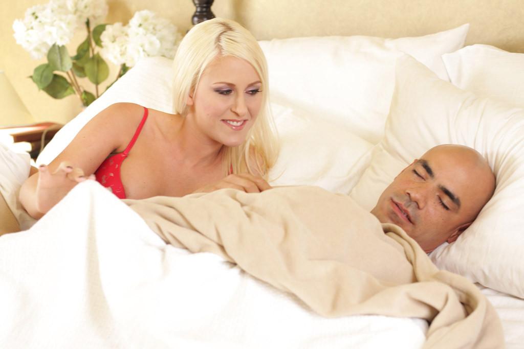 15P Cute Felicia Fallon gives her boyfriend a morning fuck