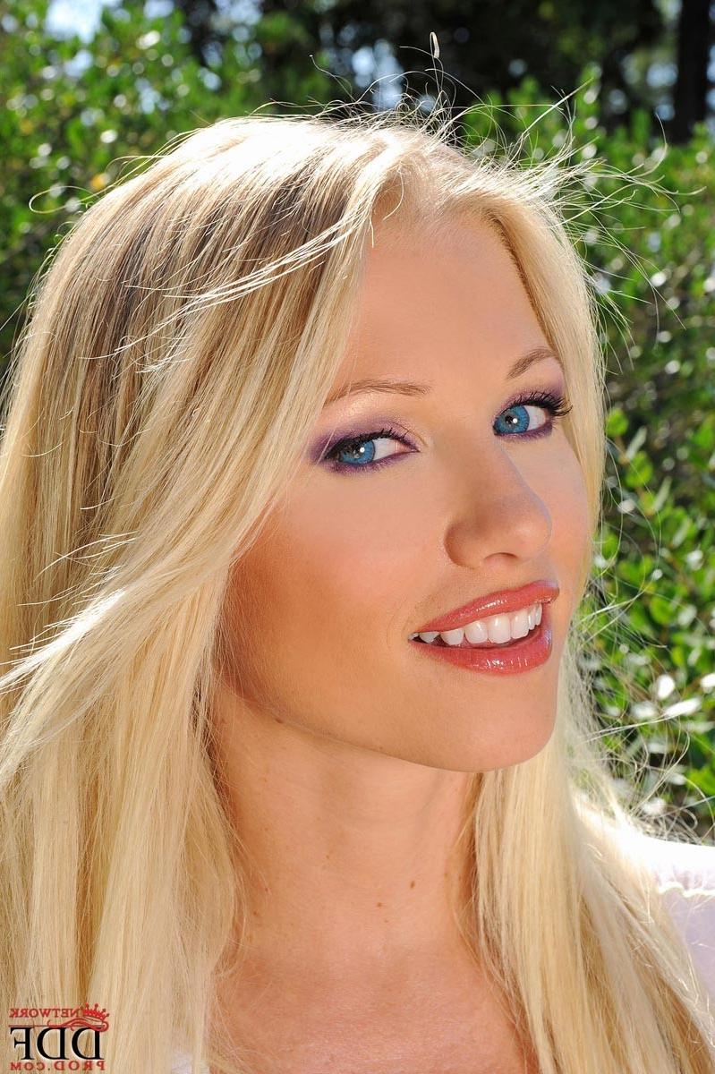 15P Hot blonde with big natural tits shows juggs outside