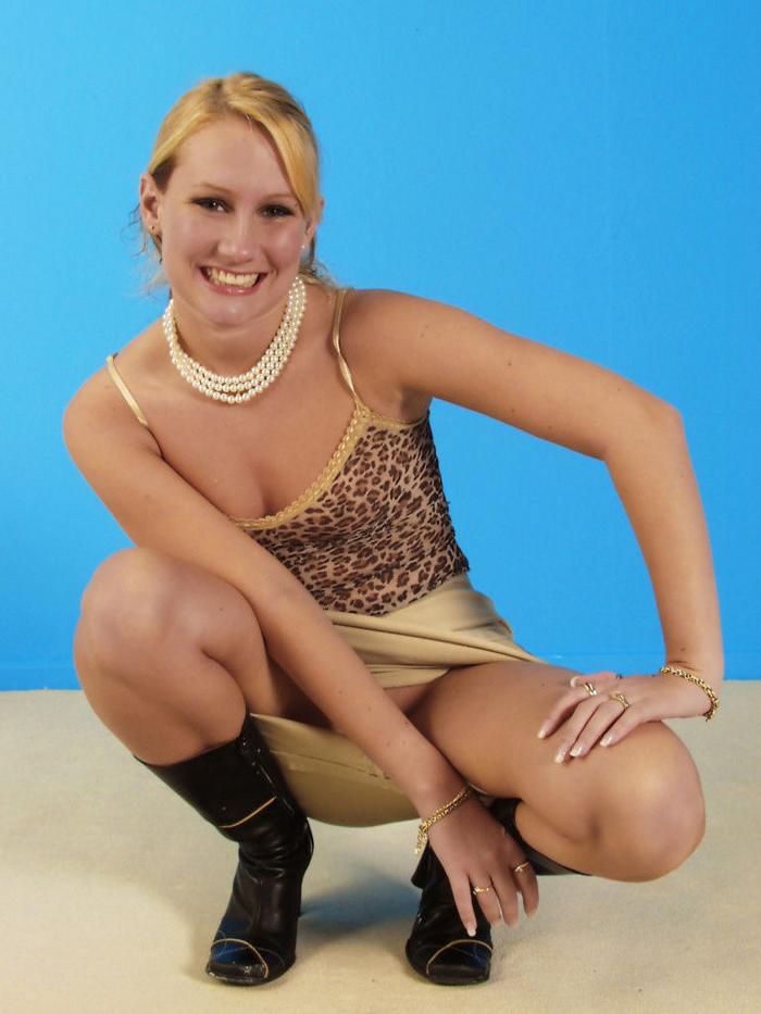 16P Sexy blonde masturbating with a banana