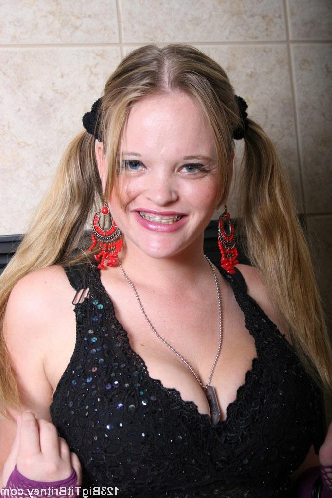 18P SPunk blonde amateur playing with her big natural titties