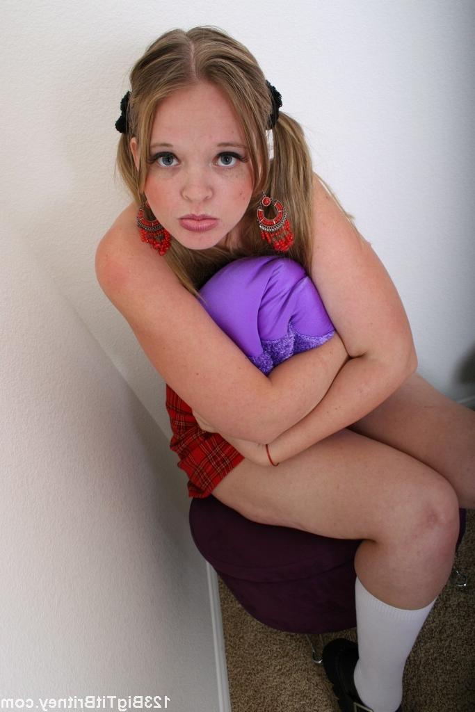 18P Süße Blondine spielt mit ihren großen natürlichen Titten