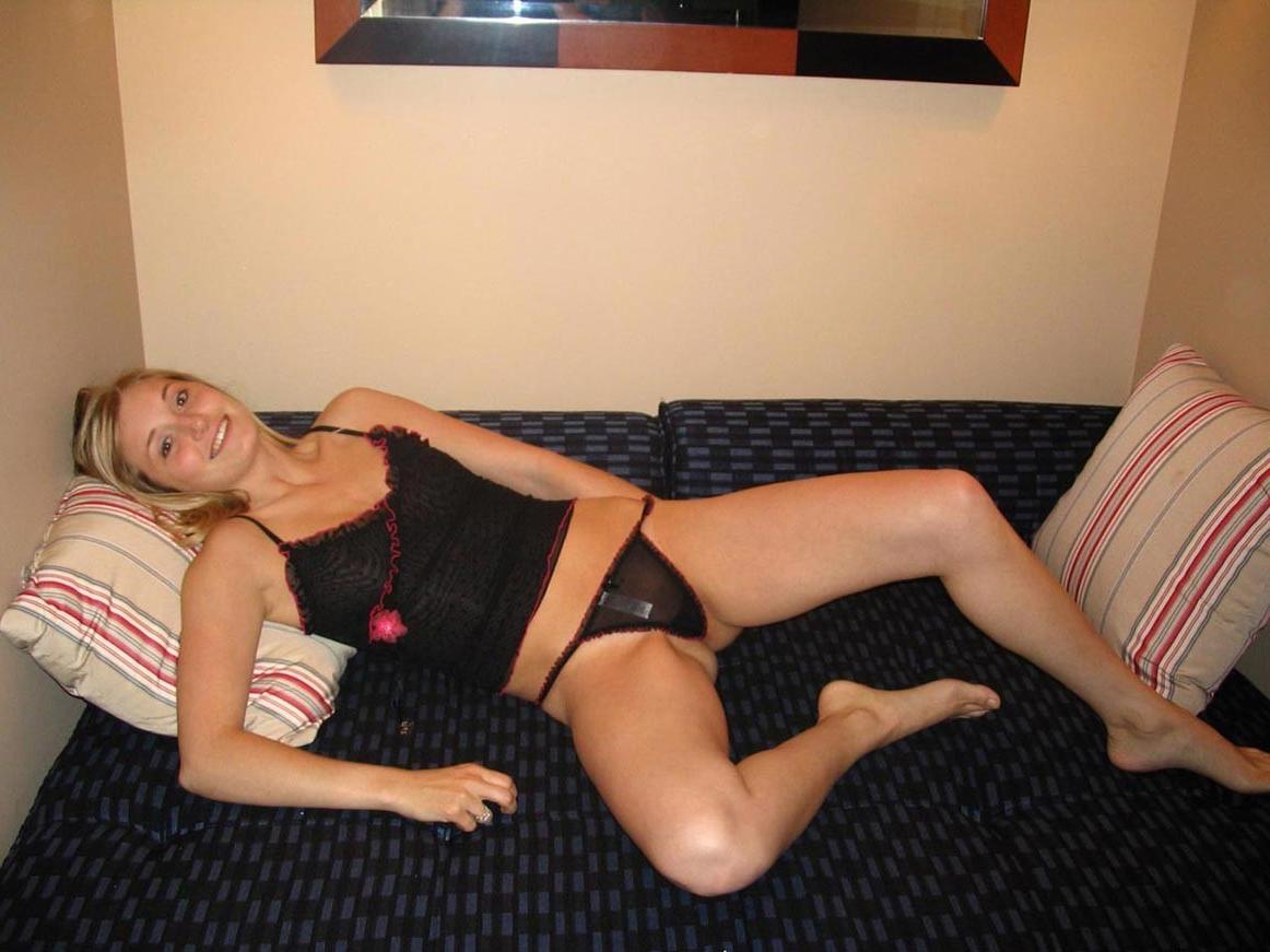 20P Cute amateur girlfriend posing naked