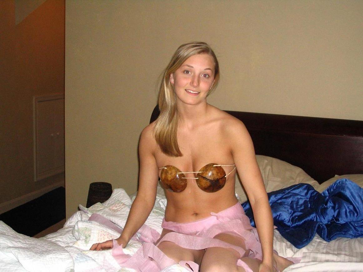 20P Cute amateur girlfriend posing naked