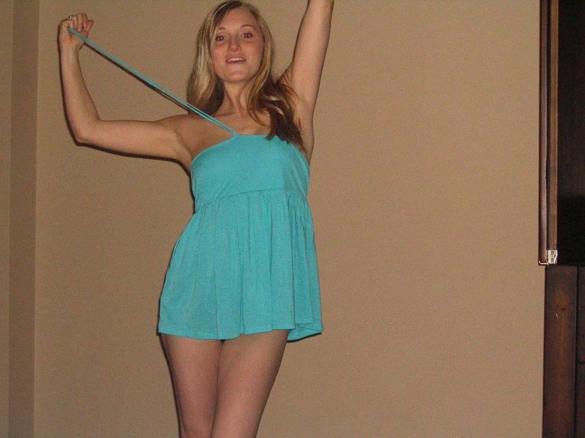 20P Cute amateur girlfriend posing naked