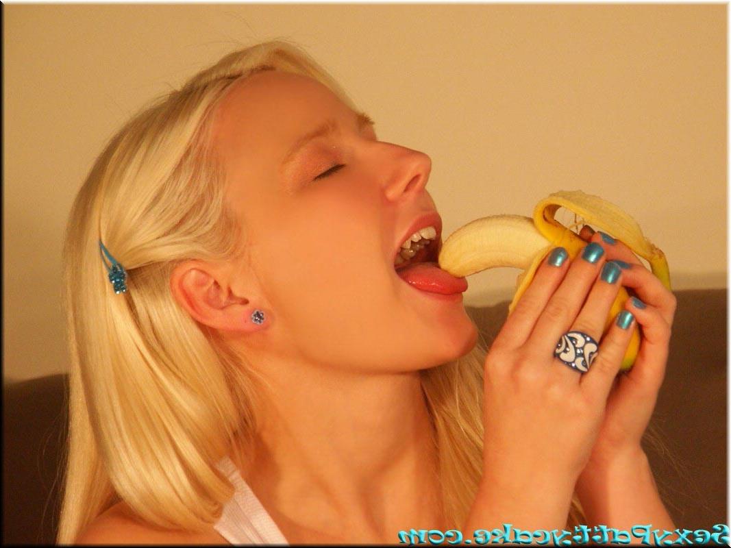 16P Busty blonde teen eating a banana