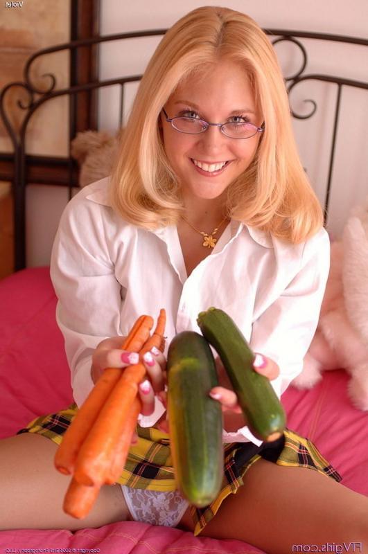 16P Blonde Violet take vaginal vegetables insertion