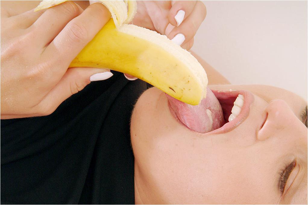 15P Beautiful blonde babe doing more with a banana than eating lunch