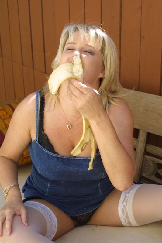17P Blonde Milf In Stockings Wanking Her Pussy Off With Banana