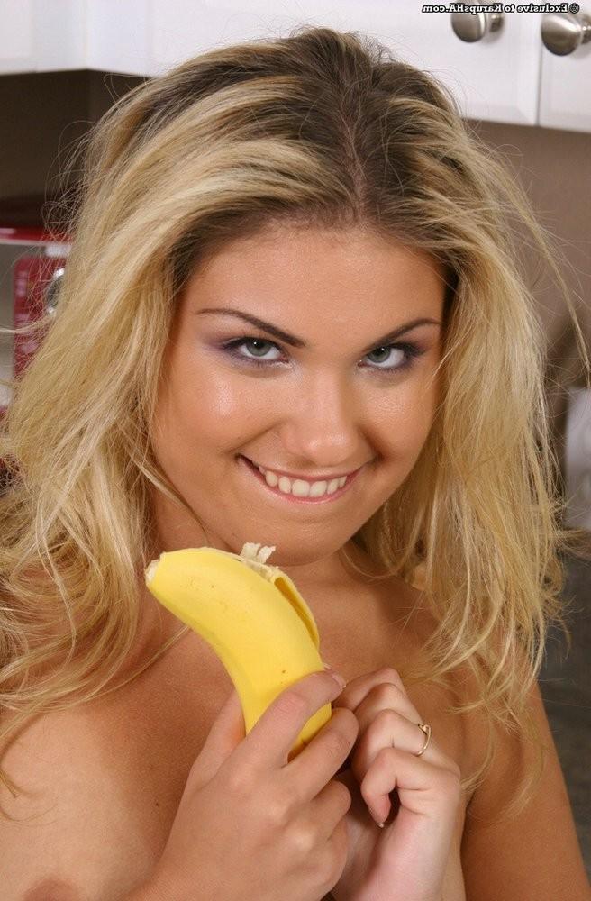 16P Small breasted blonde amateur is eating a banana /