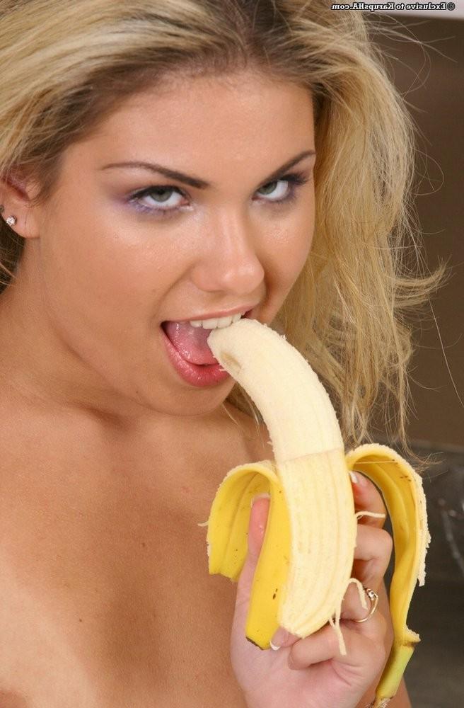 16P Small breasted blonde amateur is eating a banana /