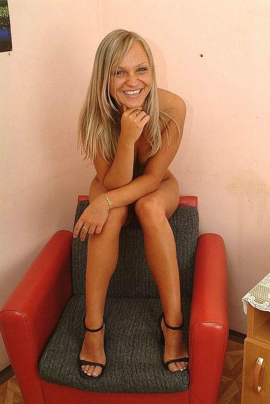 15P Tanned amateur fingers pussy