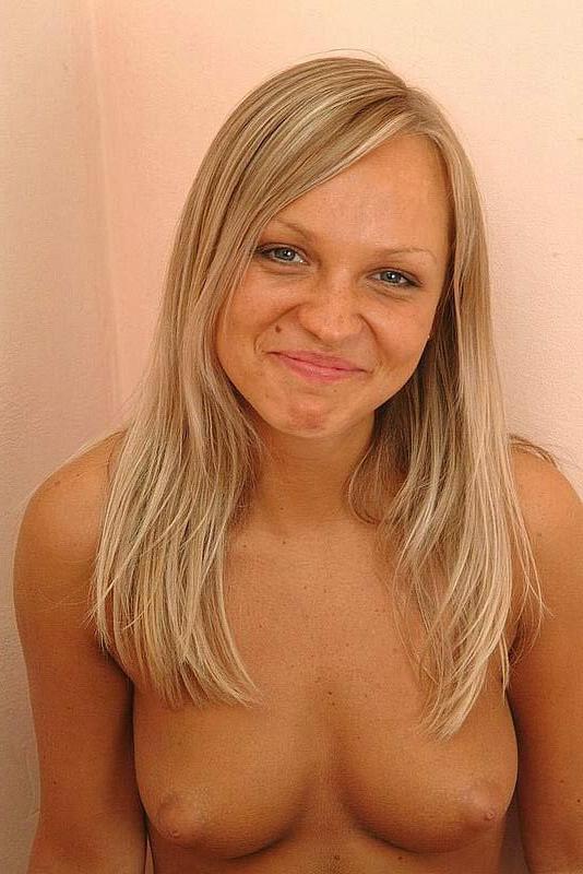 15P Tanned amateur fingers pussy