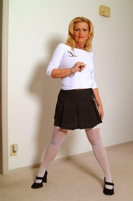 16P Blond mature housewife opens her pussy