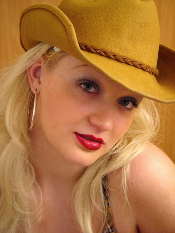 16P Blonde plumper takes off her tight blue jeans