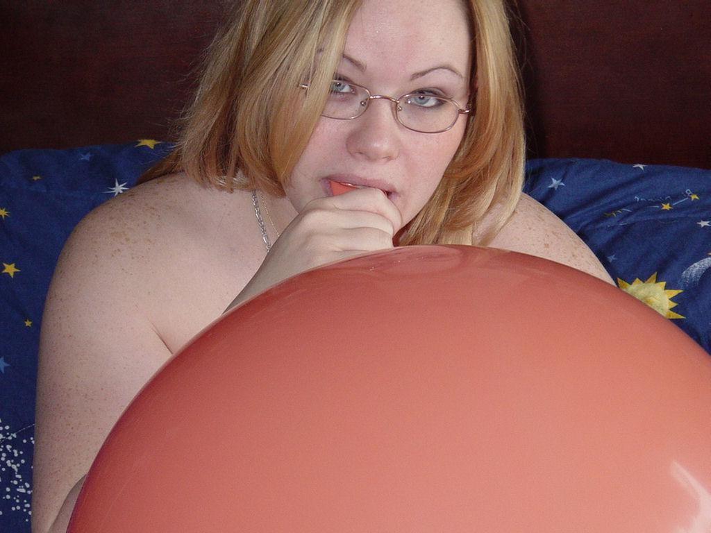 20P Balloon playing busty bbw