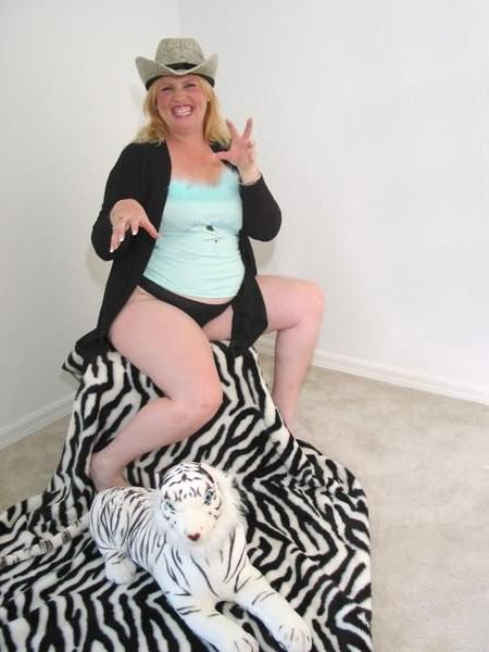 20P Blonde plumper in bed