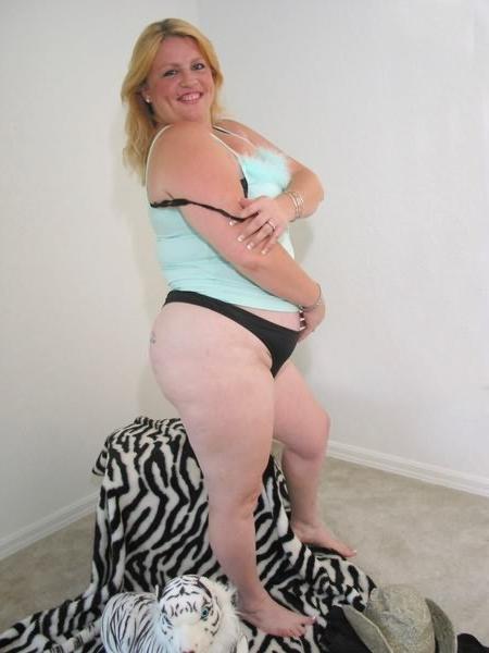 20P Blonde plumper in bed