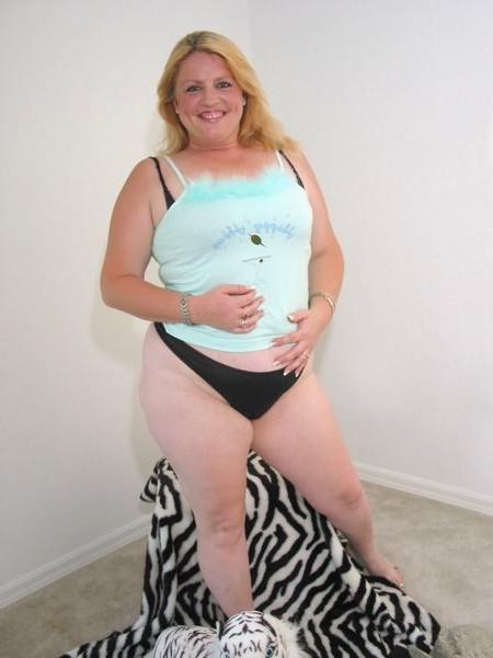 20P Blonde plumper in bed