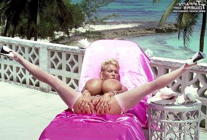 10P Babe squeeze her huge melons