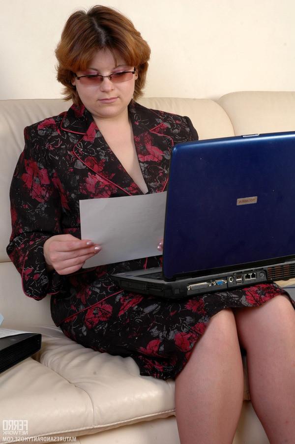 20P Mature businesslady in fine suntan hose leaves her laptop for a 
