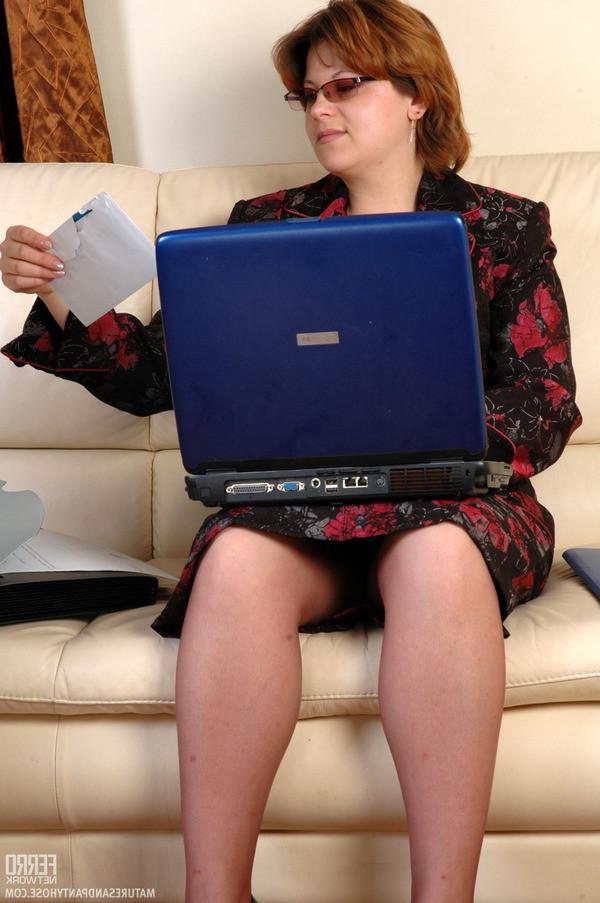 20P Mature businesslady in fine suntan hose leaves her laptop for a 