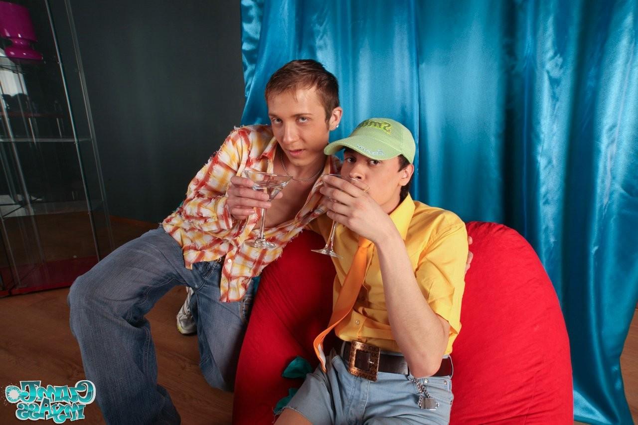 12P Experienced gay masturbator pleases a fresh twink teen