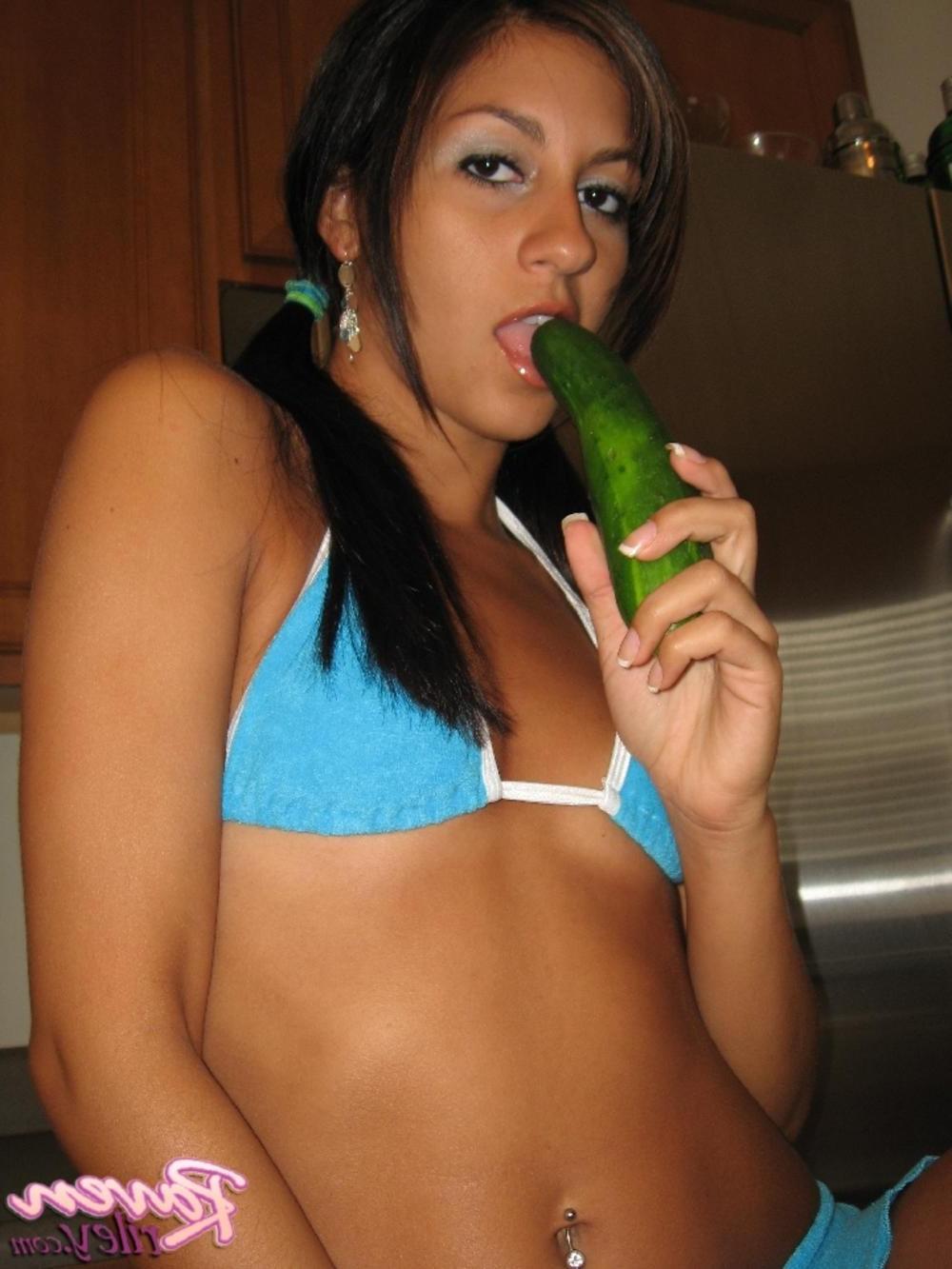 15P Raven Riley peels aside her bikini and rams a cucumber up her snatch