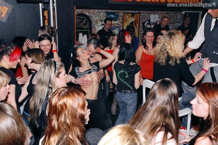 16P Amateur chickes fucking and sucking in group