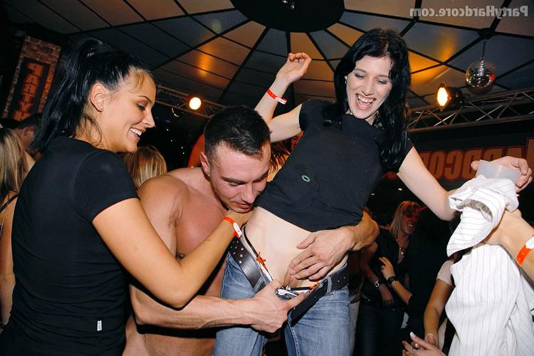 16P Amateur chickes fucking and sucking in group