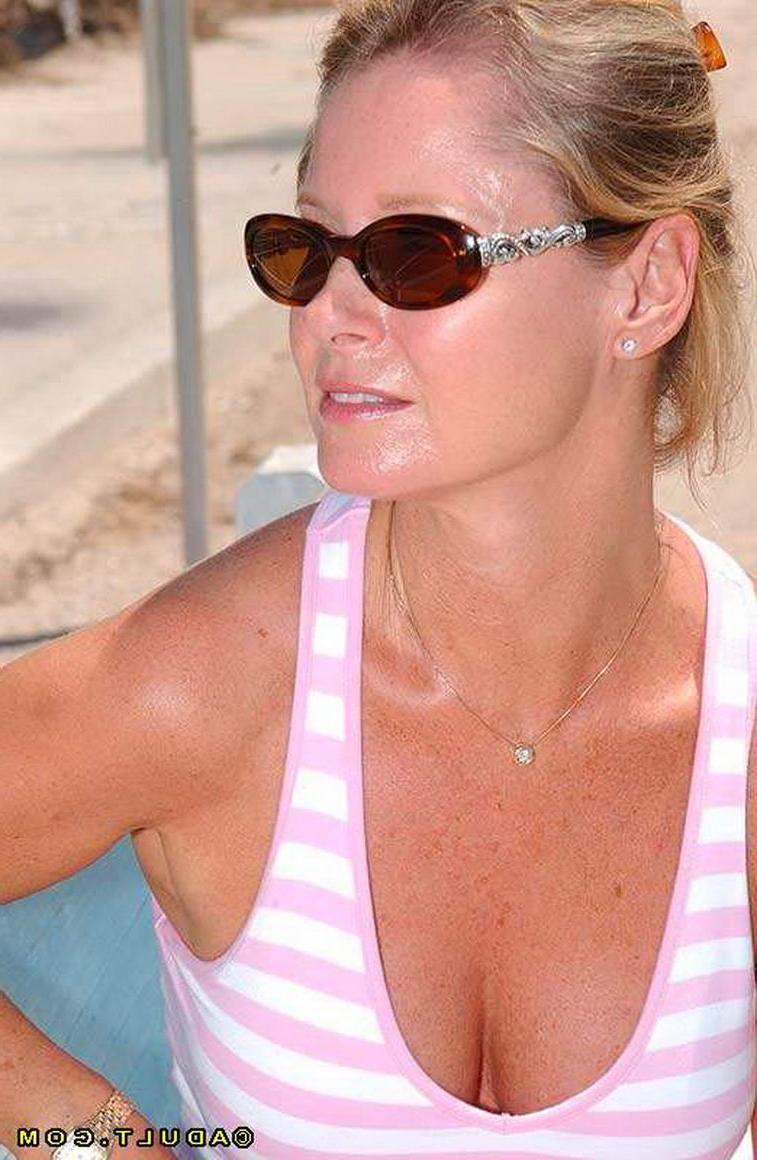 16P Attractive Milf Sucks Off A Stud In Her Minivan