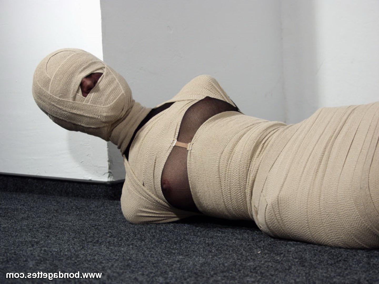 16P Two lezdoms bind and mummify their subbie girl