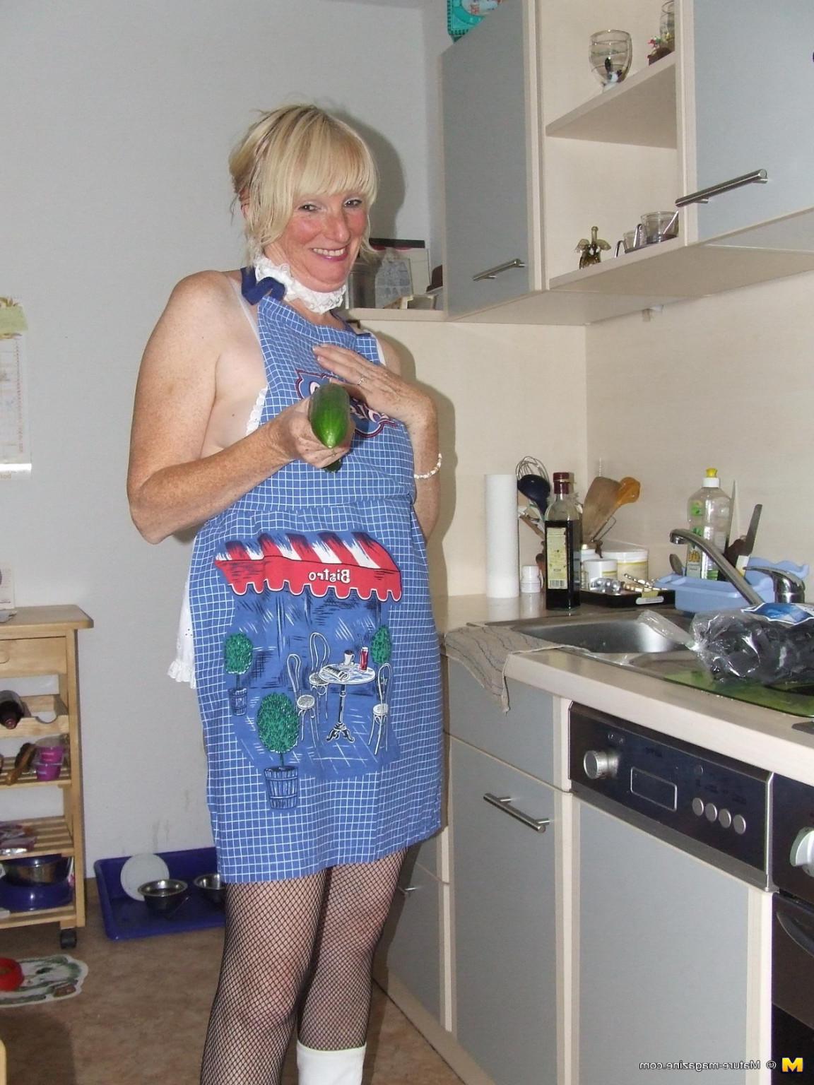 16P Naughty housewife gets frisky in the kitchen