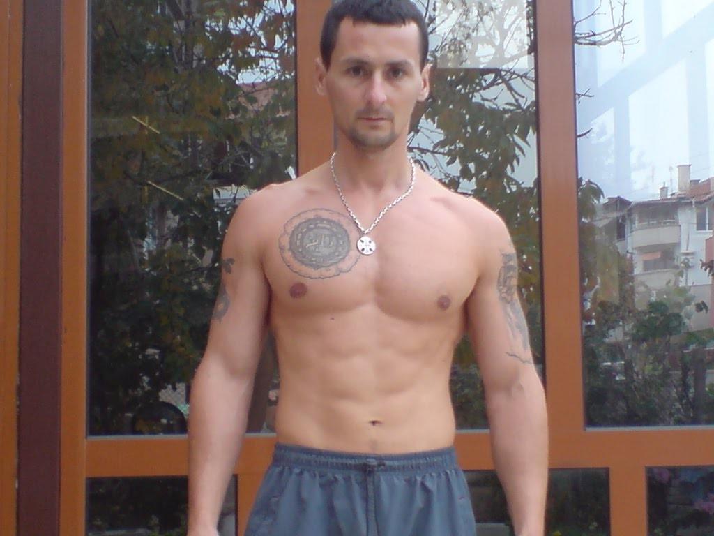 16P Naked pics of ripped Bulgarian hottie