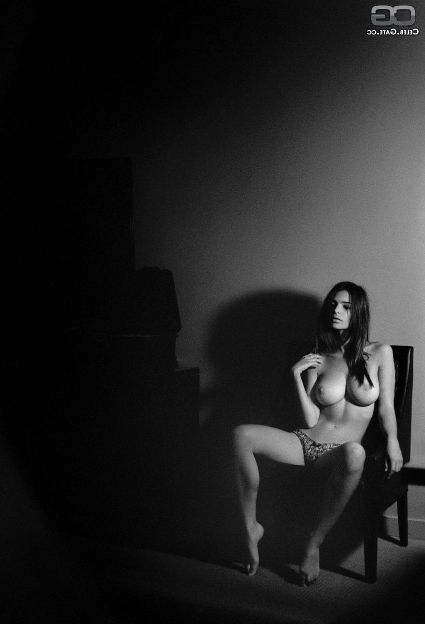15P Emily Ratajkowski shows off her perfect naked Body