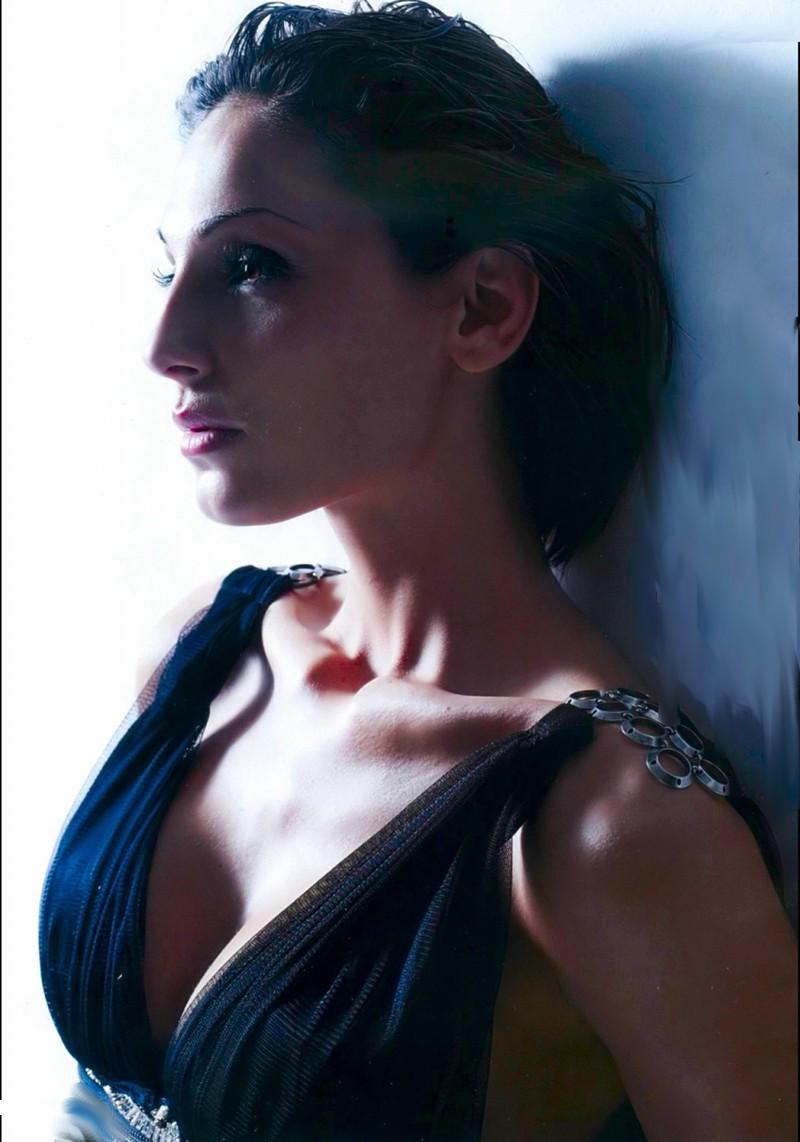 15P Italian Babe Anna Tatangelo showing off her tight Body