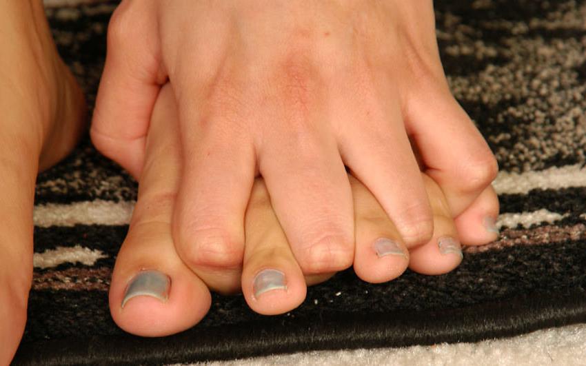 15P Teen cutie swallowing her own toes