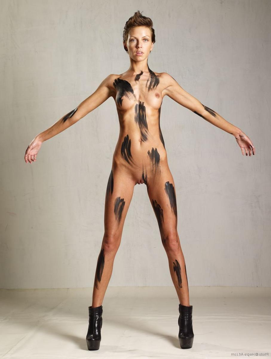 16P Tall leggy beauty makes her nude body a work of art