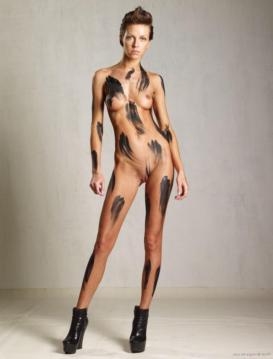16P Tall leggy beauty makes her nude body a work of art