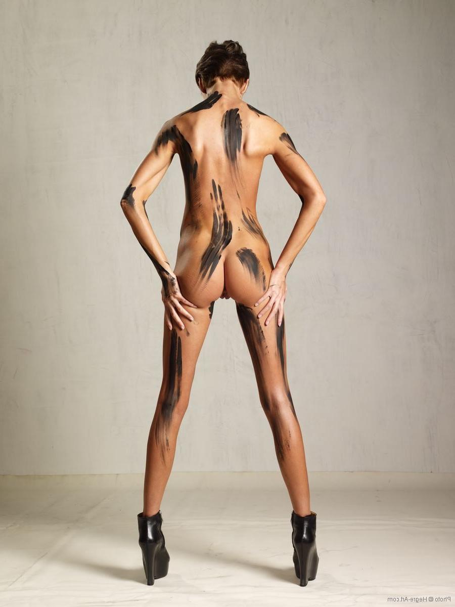 16P Tall leggy beauty makes her nude body a work of art