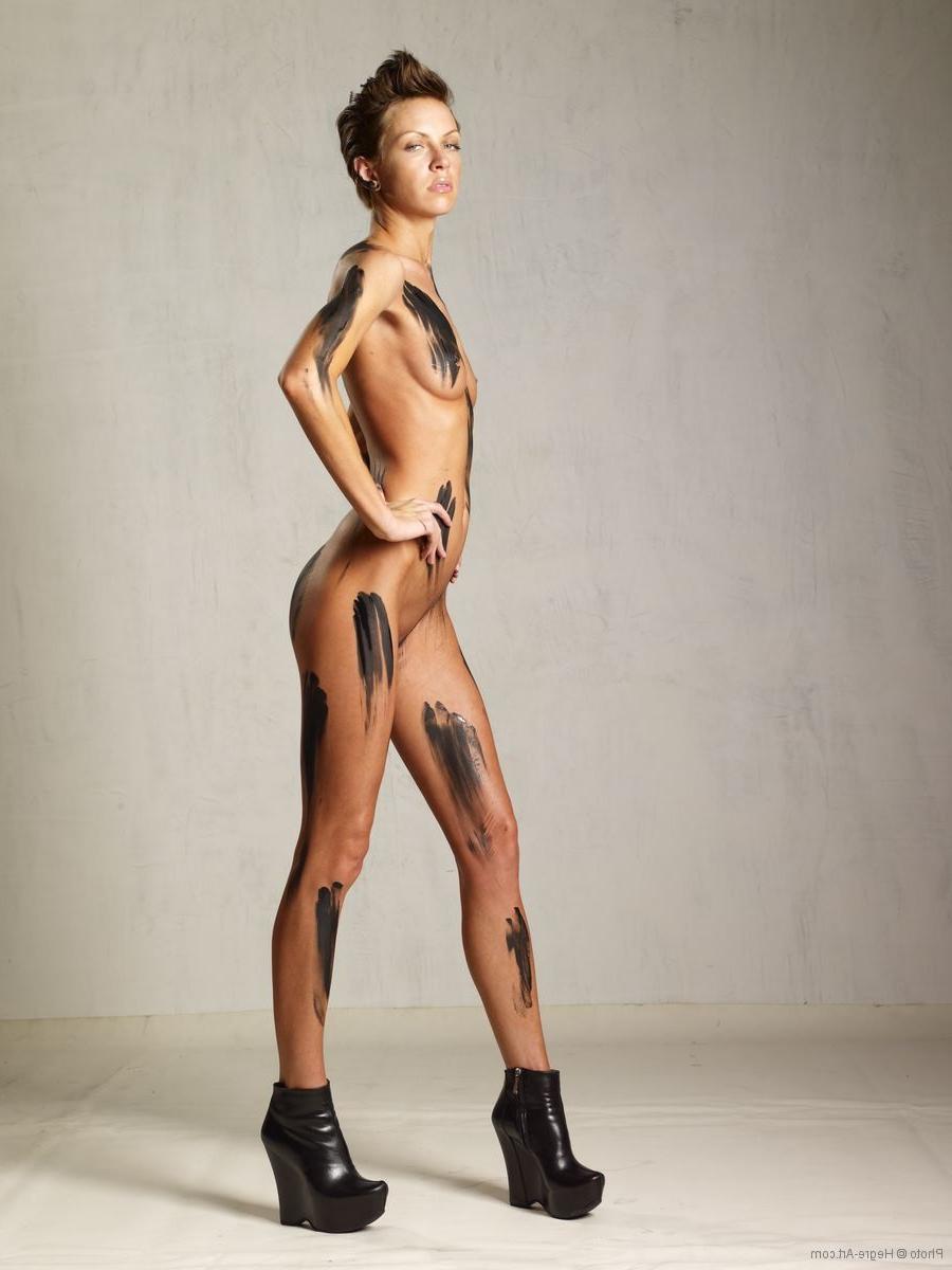 16P Tall leggy beauty makes her nude body a work of art