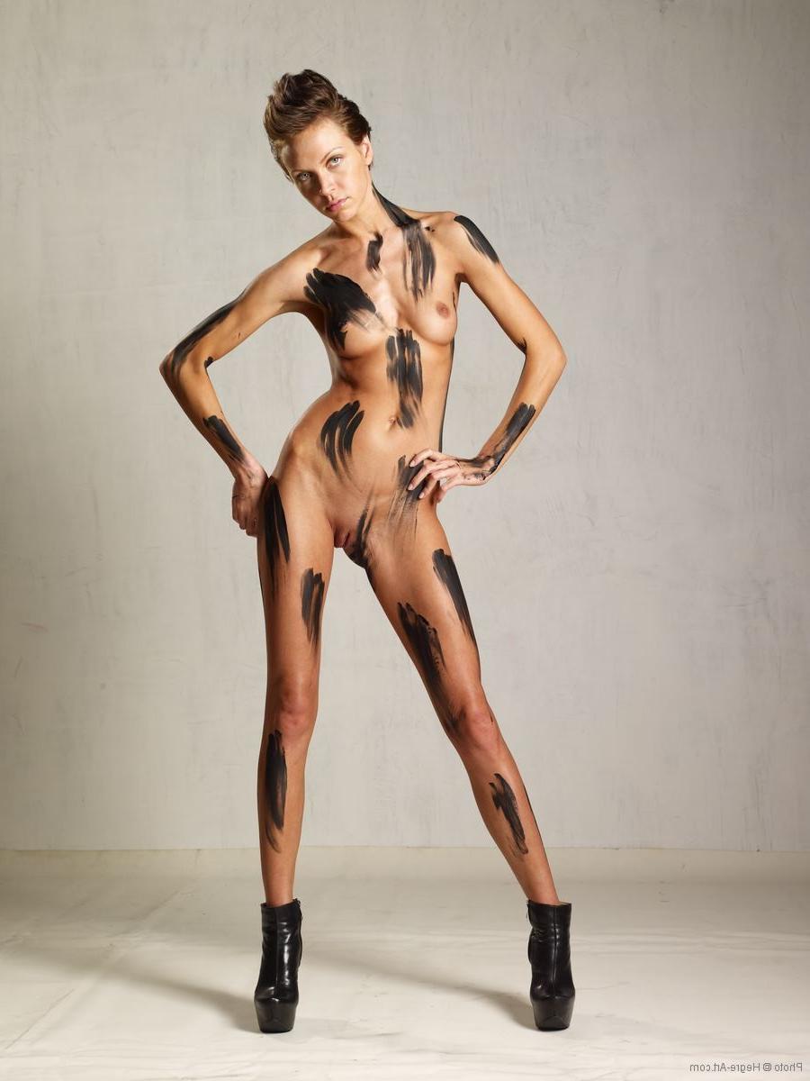 16P Tall leggy beauty makes her nude body a work of art