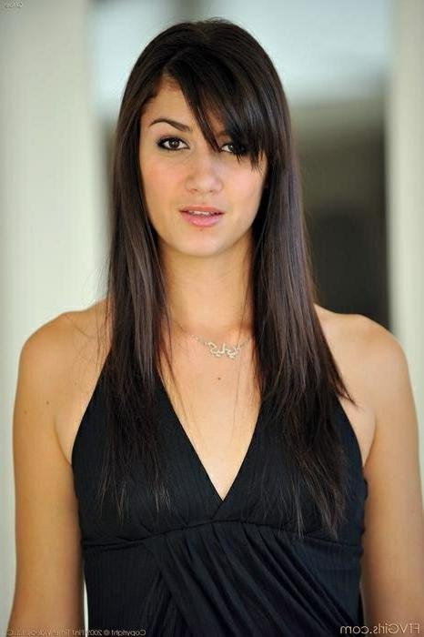 16P Tall Brunette Babe Shows Legs And Pussy