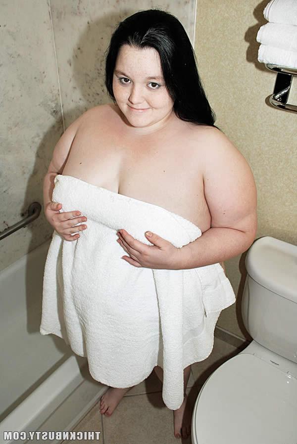 18P Brunette bbw getting messy in the shower