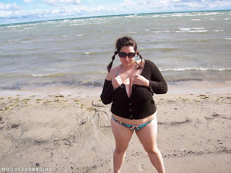 16P Busty brunette plumper shows her tits on the beach