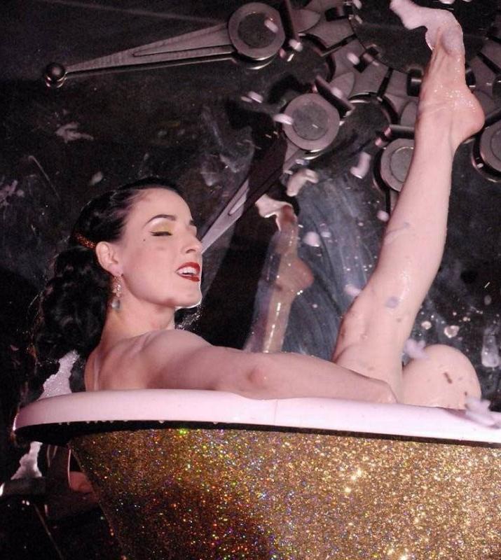 16P Dita Von Teese Nude With Pussy