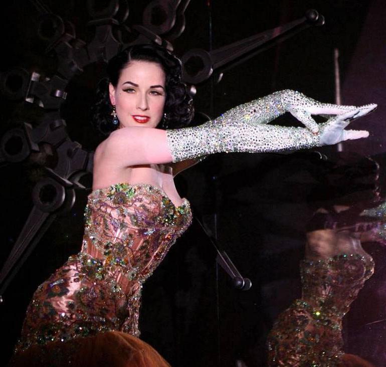 16P Dita Von Teese Nude With Pussy