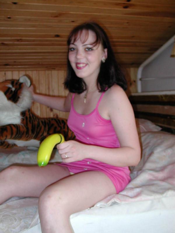 20P Horny amateur riding plastic banana