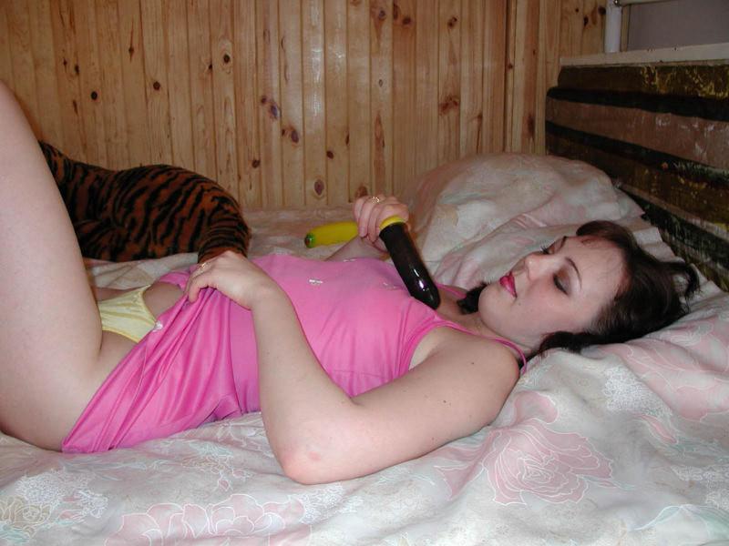 20P Horny amateur riding plastic banana