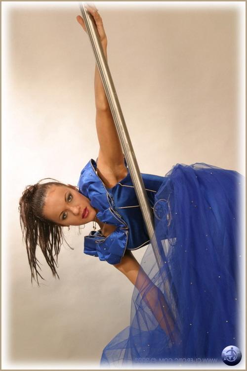 16P Beautiful blue eyed ballet dancer shows some extreme posing